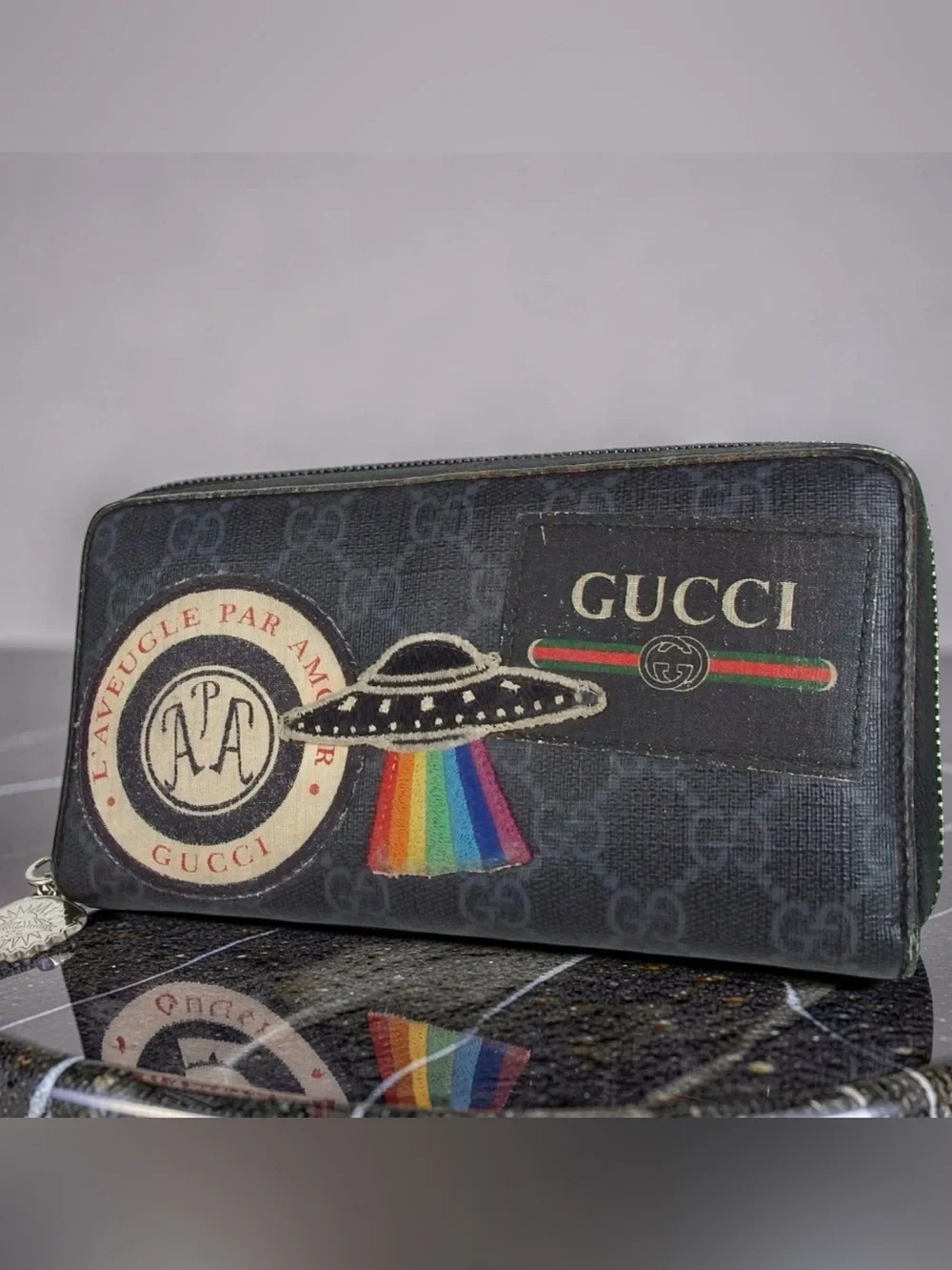 GUCCI GG Supreme Night Courrier Zip Around Wallet 🔥🛸